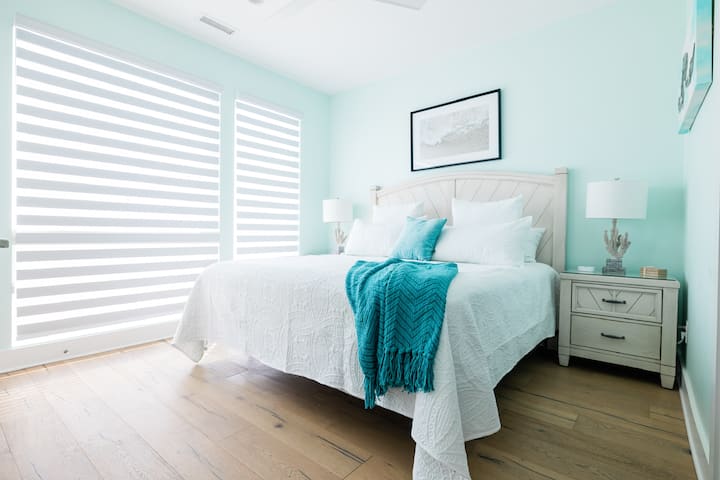 Брачна спална соба на 3-ти кат...само почекајте да ги отворите сенките! 