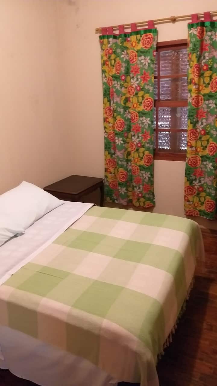 соба 1. со брачен кревет (широк 150-179 см)