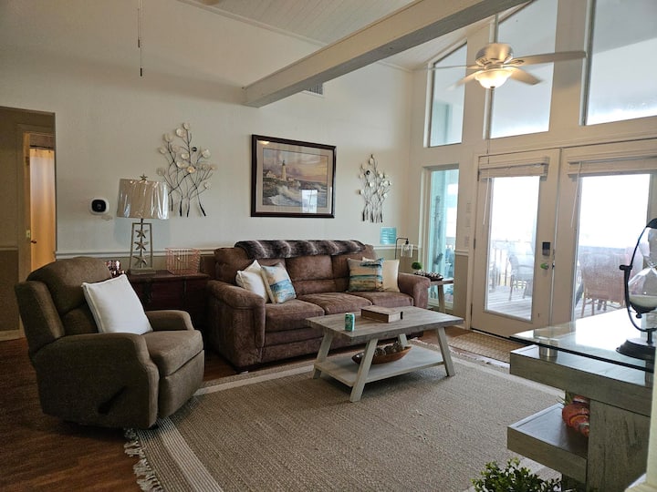 Страхотен диван и един от двата удобни люлеещи се кресла. Забележете декора!