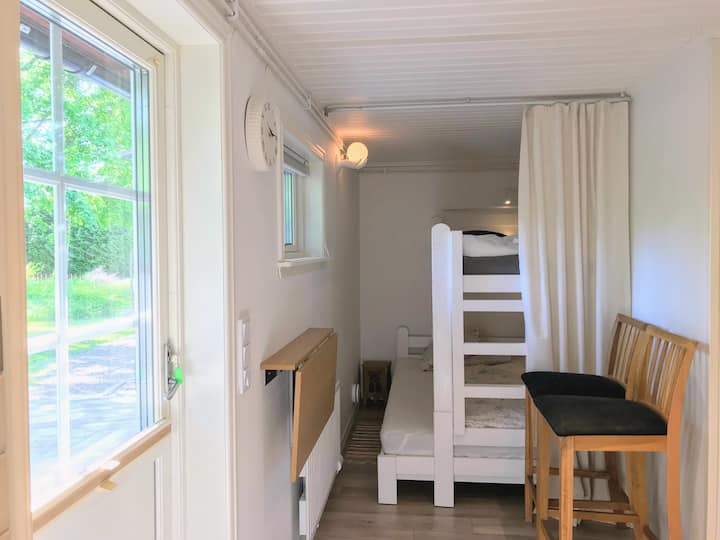 Großes Hochbett in Schlafnische. Klapptisch mit Barhocker.