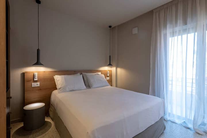 غرفة نوم واسعة ومشرقة مع إضاءة مريحة