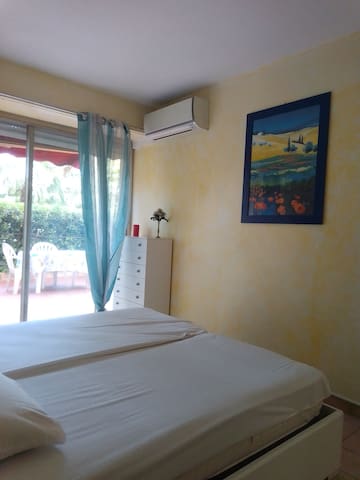 Entire home with 1 bedrooms in Cagnes-Sur-Mer - Rez de jardin près de la plage