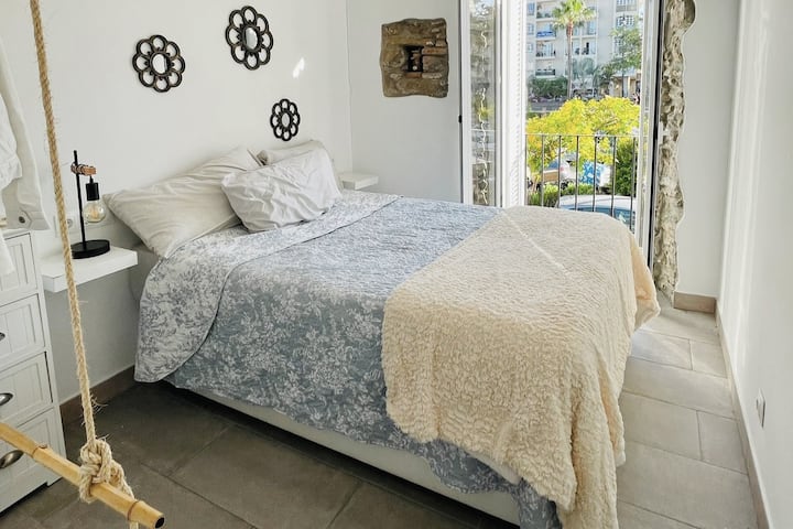 Chumba cha kulala cha pili pia kina kitanda cha ukubwa wa kifalme 