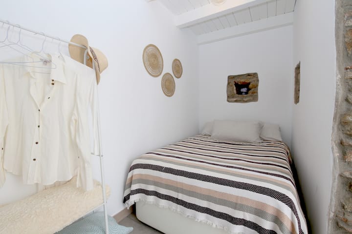 Mojawapo ya vyumba vya kulala vilivyo na kitanda cha watu wawili 