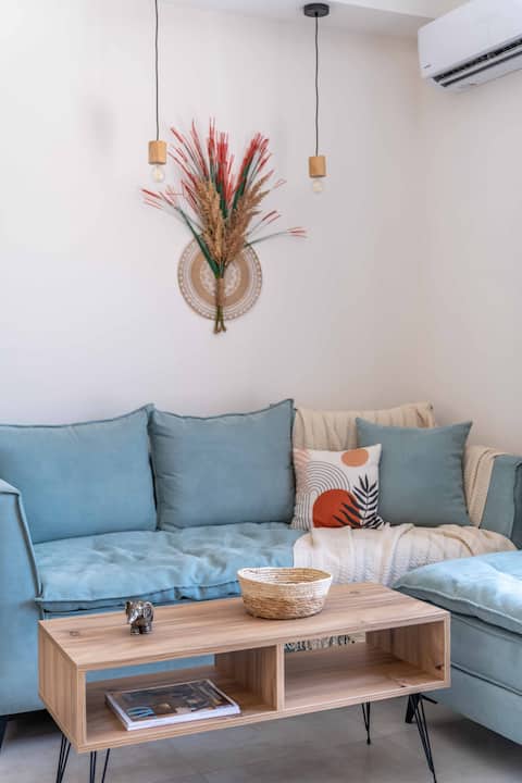 Top performing Airbnb: Dreamy Acropolis View Retreat w/ Spacious Patio in ΒΕΪΚΟΥ