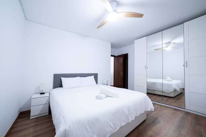 Საძინებელი 2. საწოლი 160 სმ და კარადა.