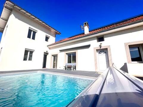 6-bedroom villa with pool