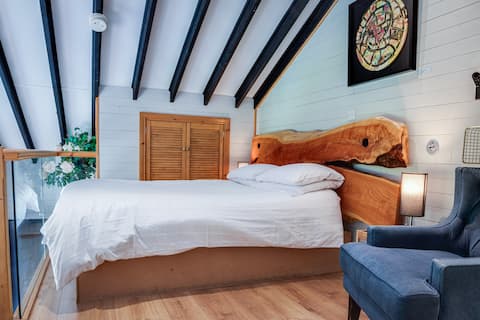 Picturesque Lakeside Oasis: Hot Tub ~ Scenic Views