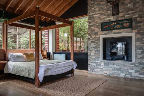 Serene & Cozy Getaway ~ Steps to Beach ~ Hot Tub!