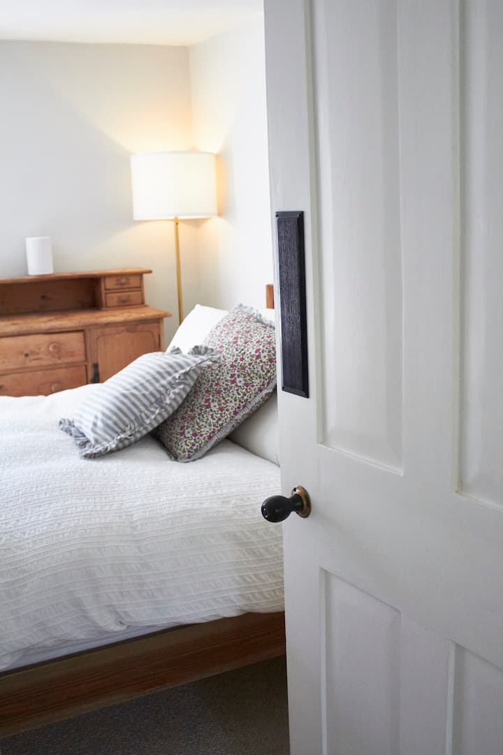 The master double exudes a calm and serene atmosphere, with soft, neutral tones and plush bedding. Minimalist decor enhances the sense of tranquility