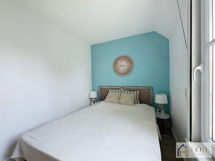 Um quarto iluminado e alegre perfeito para os pequenos ou para dormir de forma flexível! Possui uma confortável cama de solteiro, lâmpada de cabeceira e prateleiras divertidas para brinquedos e livros. Adornado com decoração divertida, é um espaço encantador e funcional.