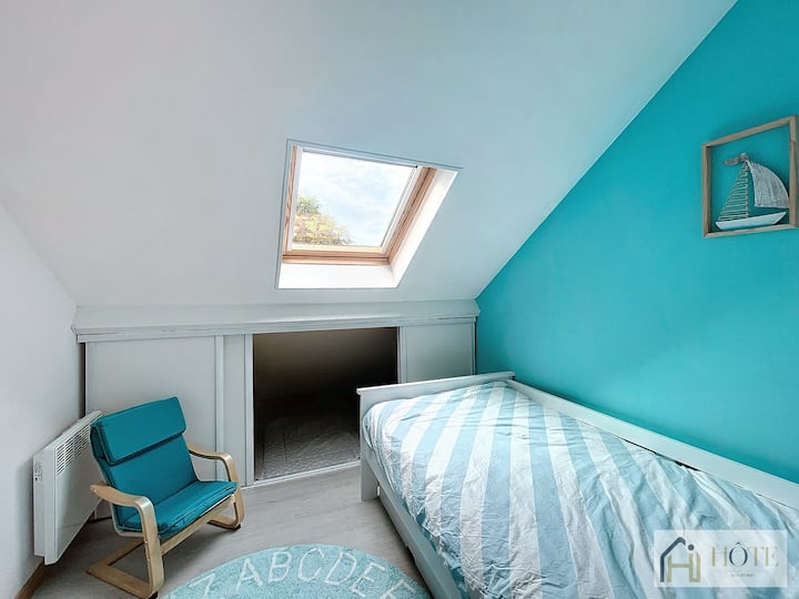 Um quarto iluminado e alegre perfeito para os pequenos ou para dormir de forma flexível! Possui uma confortável cama de solteiro, lâmpada de cabeceira e prateleiras divertidas para brinquedos e livros. Adornado com decoração divertida, é um espaço encantador e funcional.
