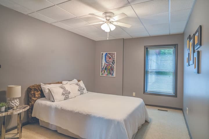 Kitanda cha malkia chumbani kwenye chumba cha chini ya ardhi