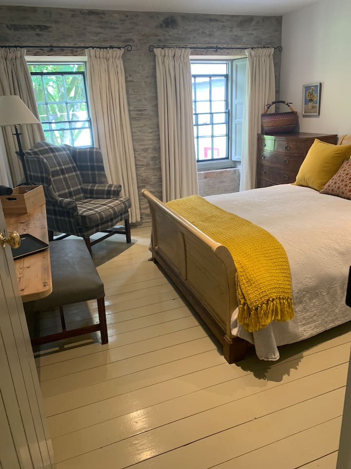 סוויטת חדר באטלר כוללת מיטת קווין סייז עם מזרן קינג סליל, מצעים יוצאי דופן, שמיכות וכריות ושמיכת קושנדייל וולן מיל כדי להבטיח את הנוחות שלכם. וילונות האפלה ותריסי החלונות מבטיחים שתצאו רגועים.