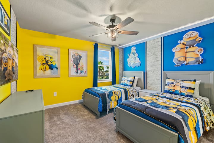 – Spavaća soba s motivima zabavnih Miniončića i odvažnim žutim i plavim ukrasima – Dva odvojena kreveta s veselim posteljinama i zidnim ukrasima koji će se svidjeti djeci – Svijetli i veseli prostor namijenjen obiteljskim odmorima  