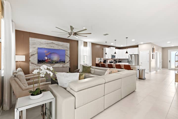 – Dnevni boravak otvorenog tipa s modularnim kaučem i velikim televizorom – Moderna kuhinja s barskim stolovima olakšava zabavu – Svijetli i prostrani dizajn za obiteljsku zabavu i udobnost