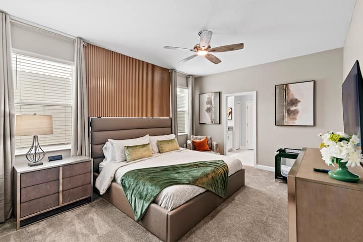 – Opustite se u spavaćoj sobi s velikim bračnim krevetom, mekom posteljinom i jastucima – Moderni drveni zidni ukrasi i mekani tepisi uljepšavaju prostor – Pristup privatnoj kupaonici pruža dodatnu udobnost i praktičnost  