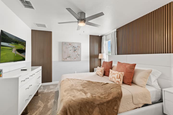 - Elegantna glavna spavaća soba s bračnim krevetom i udobnim neutralnim uređenjem - Postavljen TV i prirodno svjetlo za udobnost i opuštanje - Savršeno za opuštanje nakon napornih dana u Orlandu  