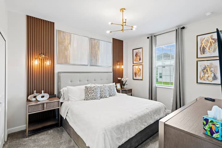 – Moderna spavaća soba za goste s elegantnim uređenjem i uokvirenim umjetničkim djelima – Luksuzna posteljina i moderni detalji za miran san – Prozori koji propuštaju puno svjetla i televizor s ravnim zaslonom za dodatnu udobnost  