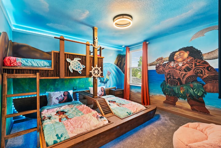 – Spavaća soba inspirirana Moanom s kreativnim krevetima na kat u obliku broda i muralom – Zidovi s temom oceana i šareni posteljina potiču maštu – Djeca će obožavati pustolovinu ove tropske Disney sobe  
