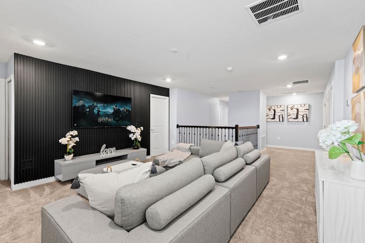 – Okupite se oko velike garniture u salonu na katu – Gledajte filmove ili serije na velikom zidnom televizoru s ravnim ekranom – Elegantni crni zid i dekor daju osjećaj moderne udobnosti  