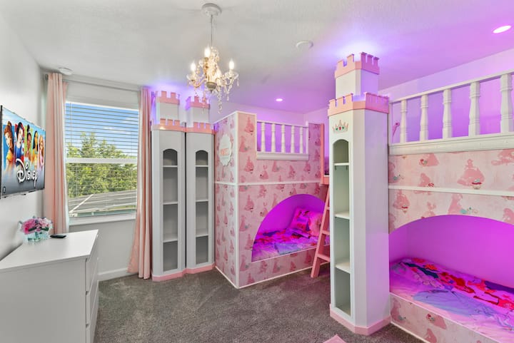 – Čarobna princezina spavaća soba s krevetima na kat i uređenjem u stilu dvorca. – Svjetla i luster u nježno ružičastoj boji stvaraju bajkovito ozračje. – Savršeno utočište za male sanjare koji će se osjećati kao kraljevska obitelj.  