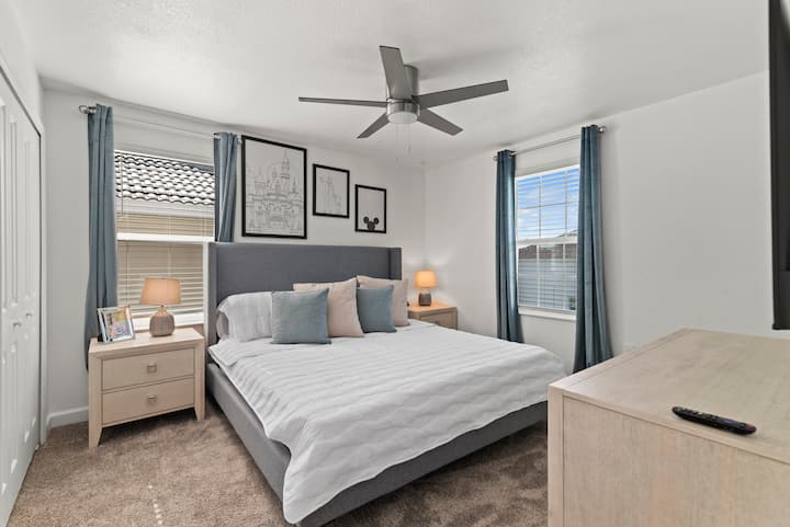 – Svijetla spavaća soba za goste s velikim bračnim krevetom i elegantnim detaljima s motivima iz Disneyevih filmova – Uokvirena umjetnička djela i meka posteljina stvaraju umirujuću atmosferu – Odlična opcija za parove ili članove obitelji koji žele uživati u privatnosti  