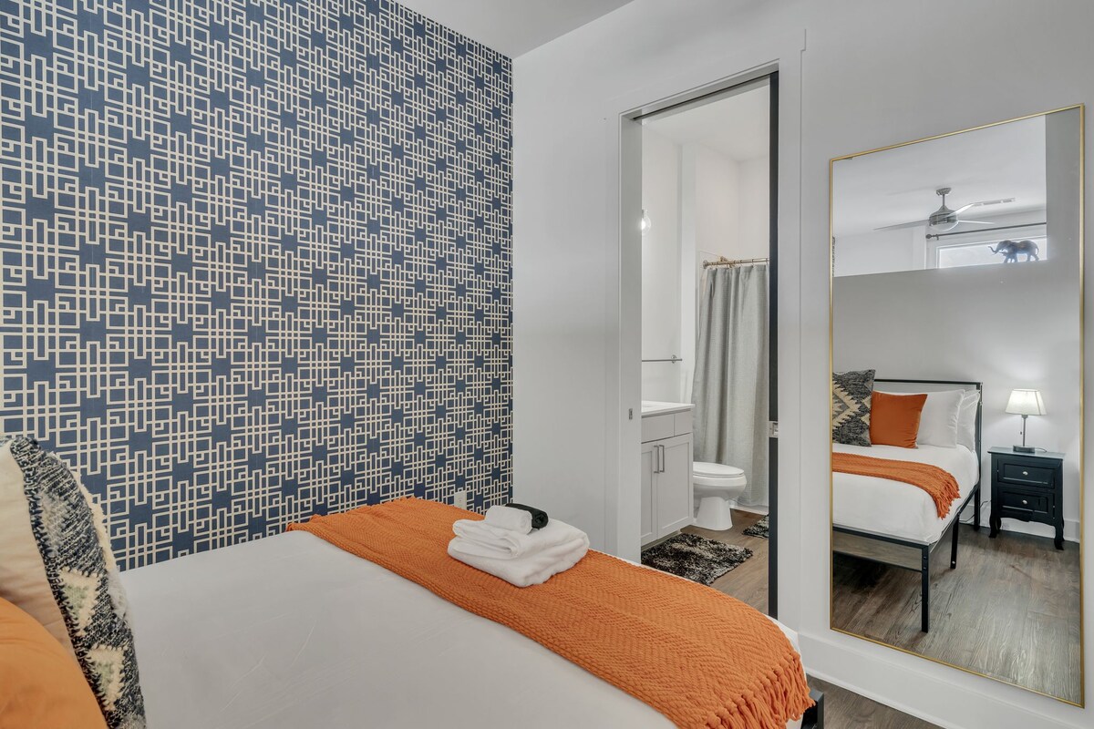 חדר שינה עם מראה באורך מלא 