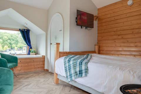 Tranquil Lakeside Retreat ~ Hot Tub ~ Views ~ Sea!