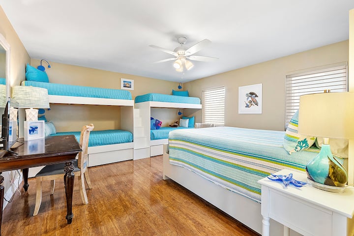 Vitanda vinne vya ghorofa vilivyojengwa ndani hutoa mapumziko ya starehe, kila kimoja kikiwa na magodoro yake yenye magodoro na matandiko laini kwa ajili ya kulala usiku kwa utulivu. 