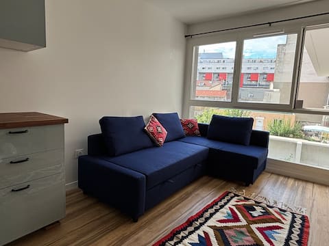 Popular Airbnb listing: Le Blue Apartment in Aubervilliers