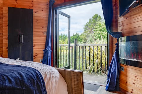 Luxe & Unique Haven ~ 5* Beach Location ~ Hot Tub!