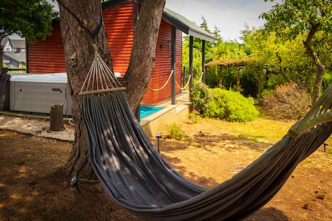 Charming & Comfy Gem: Beach ~ Lake Views ~ Hot Tub