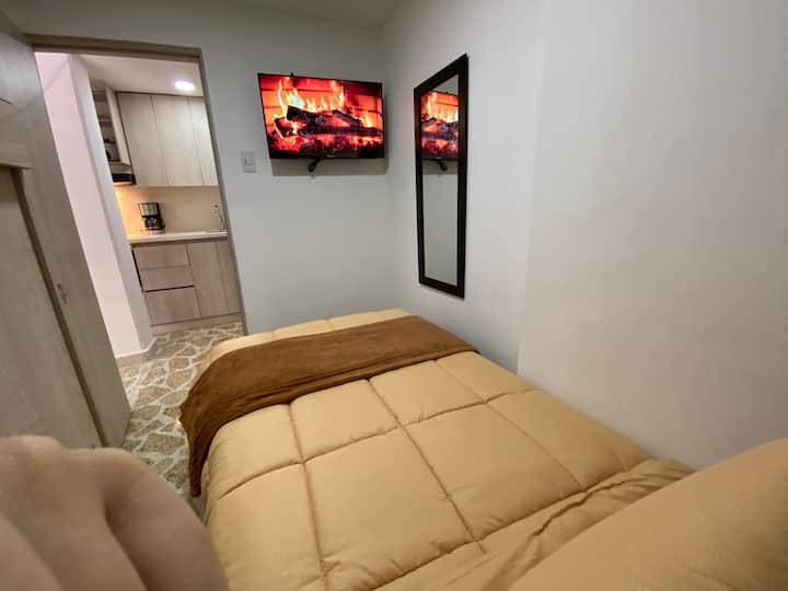 Pronađite savršenu ravnotežu između udobnosti i stila u ovoj minimalističkoj sobi opremljenoj svime što je potrebno za opuštajući odmor️✨.