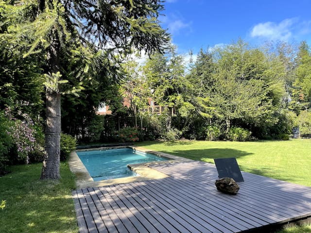 Entire home with 6+ bedrooms in Pucon - Casa piscina  excelente ubicacion a pasos de Pucon