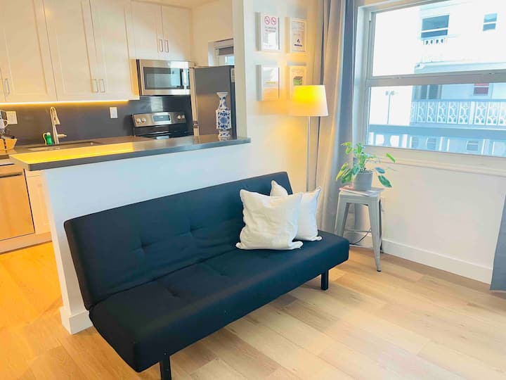 Sobe Free Parking & Balcony ! Walk To The Beach - South Beach, FL