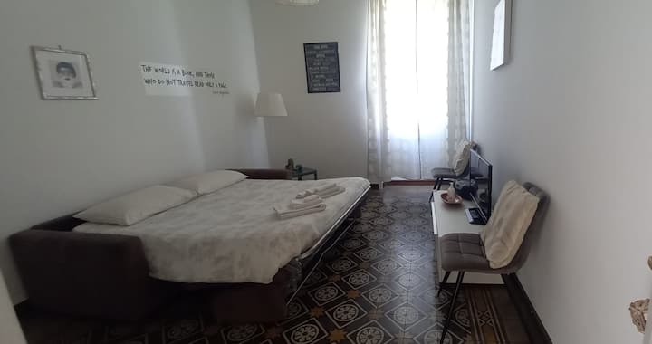 Soggiorno con divano decappottabile aperto