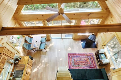 Top Airbnb: Treehouse NY | Hot Tub, Sauna$ & Nearby Pools in New York