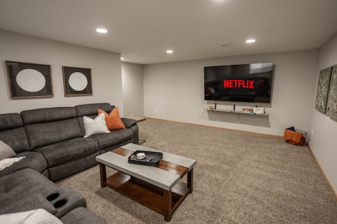 Pac n Play I King Bed I 75" TV I XL Fenced Yard