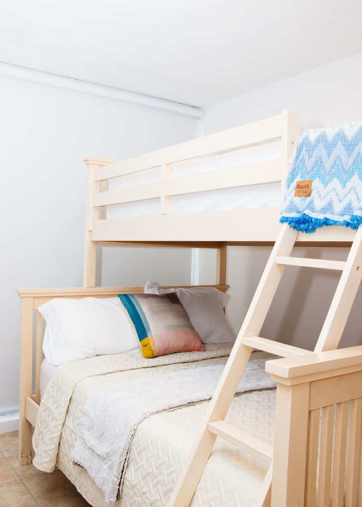 ¡Un espacio acogedor lleno de luz y comodidad! Tus huéspedes se sentirán como en casa en este dormitorio tranquilo y bien equipado, perfecto para recargar energías después de un día de diversión.