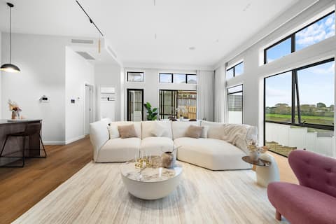 Spring early bird! Bayswater Waterfront Home w/BBQ