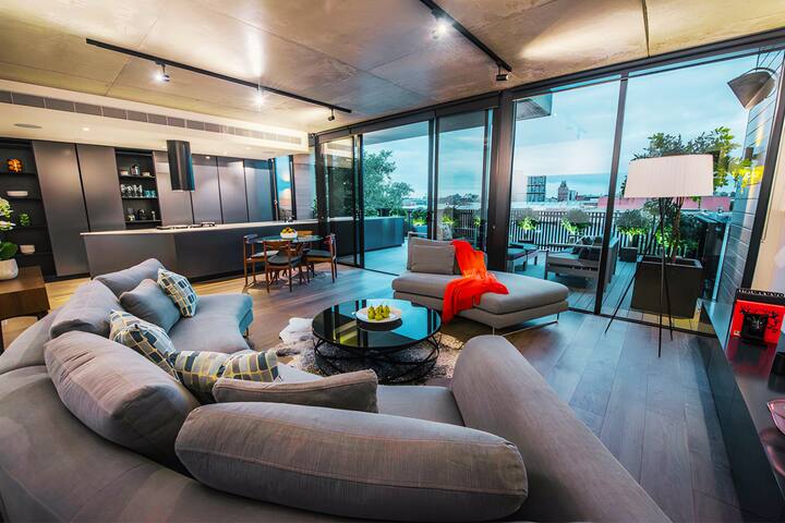 Grand Deck Vast Heritage City Views – Bespoke Home gallery image 5