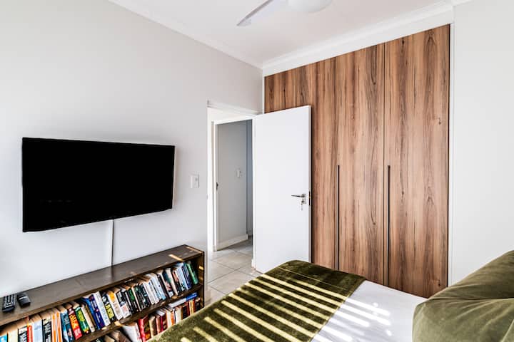 تحتوي غرفة النوم 2 على سرير مريح وخزائن ملابس مدمجة وتلفزيون ذكي لأمسيات مريحة.