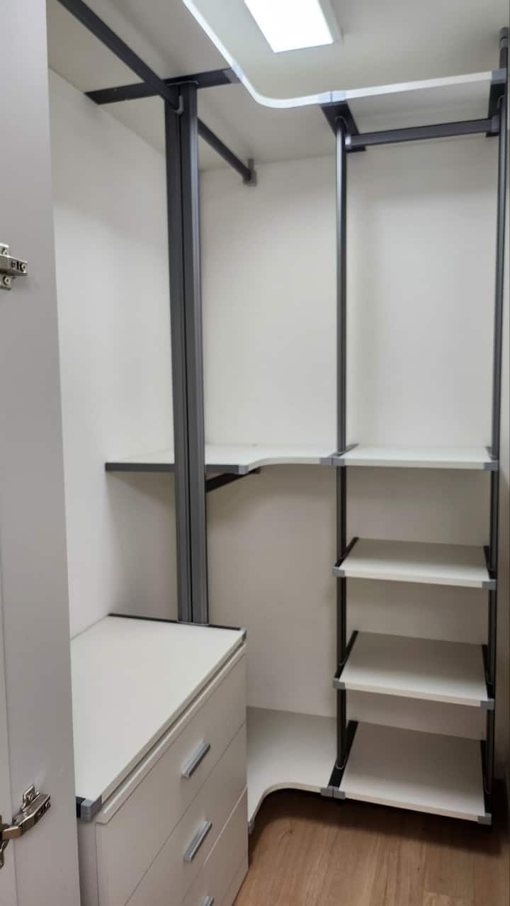 มีพื้นที่เก็บของเช่นเสื้อผ้าในห้องขนาดใหญ่ 