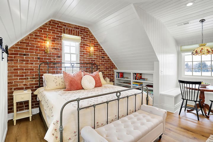 Veľká manželská posteľ s luxusným matracom z pamäťovej peny a vlastnou posteľou.(súkromný priestor nie je spoločný s majiteľom)