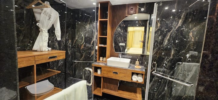 Full bathroom 1 image 1