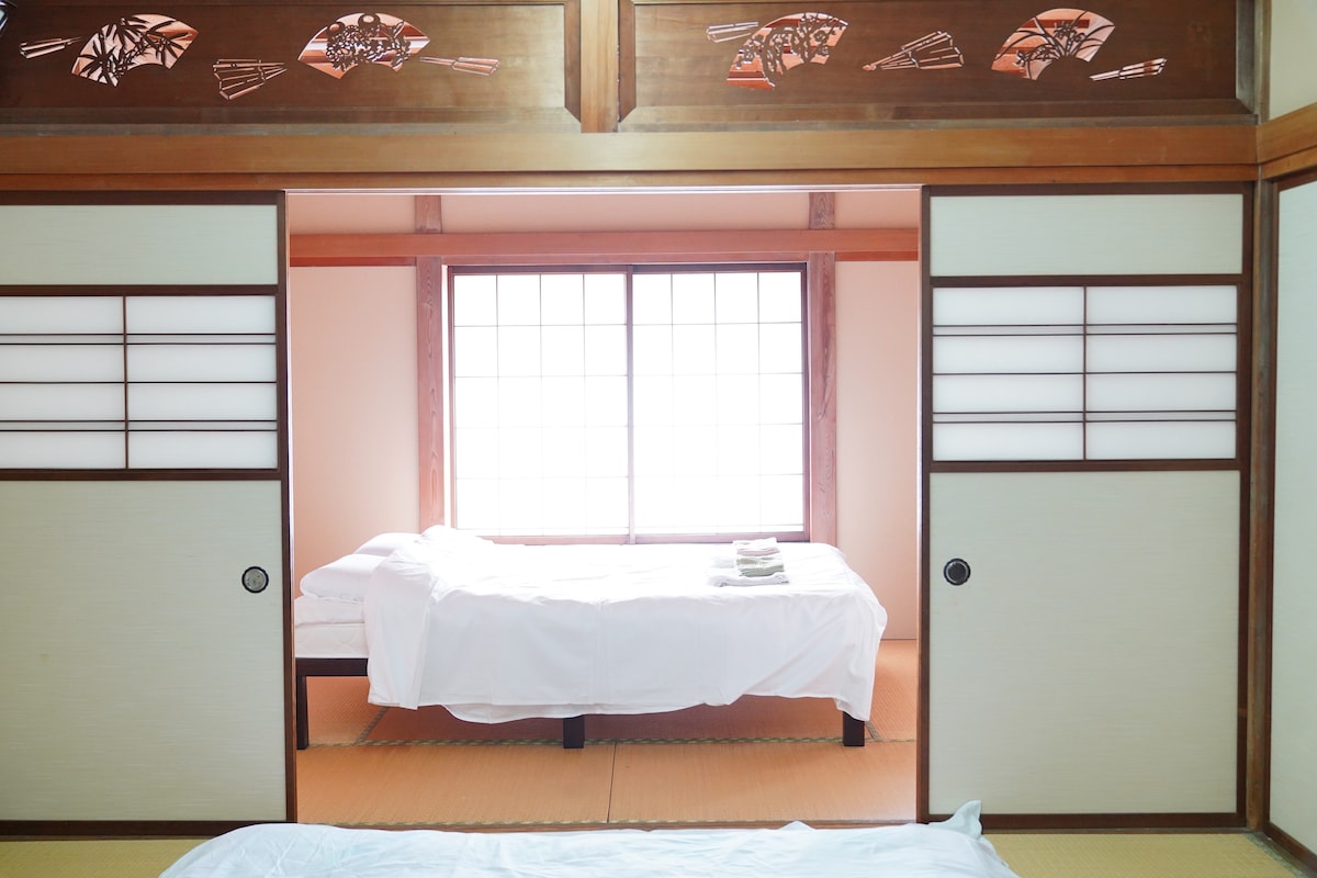 سرير مزدوج بجوار النافذة
سرير مزدوج بجوار النافذة