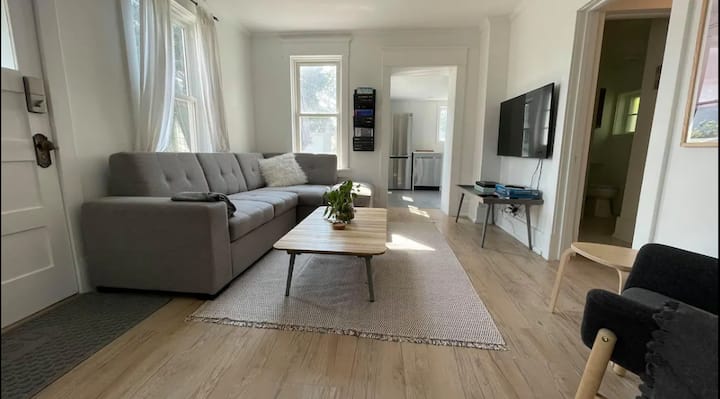 Whole Home With Two Suites In Wellington! - Sand Banks