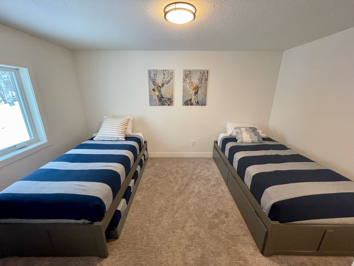 2. spavaća soba.  Soba za 3 -  2 XL blizanca i bračni krevet na izvlačenje. 