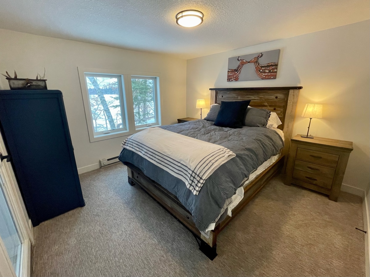 Primarna spavaća soba.  Bračni krevet (160x200), komoda i noćni ormarići.  Od vrata do trijema.